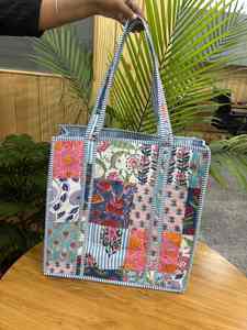 Sac fourre-tout matelassé en coton imprimé au bloc, grand sac fourre-tout élégant pour femme, sac à bandoulière pour le marché, sac de plage léger, sac fourre-tout à fleurs - Product Image 2