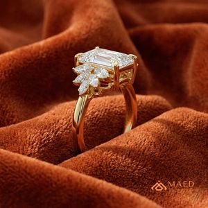 แหวนหมั้นเพชรโมอิสซาไนต์ทรงสี่เหลี่ยมมรกตสีเงิน ประดับด้วยเพชรทรงมาร์คีส์ด้านข้าง เครื่องประดับเจ้าสาวสุดหรู ของขวัญสำหรับวันครบรอบแต่งงาน - Product Image 2