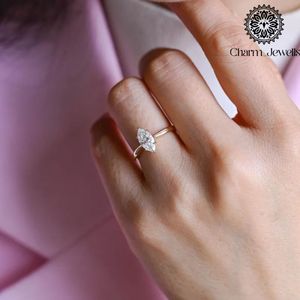 Bague de fiançailles classique pour femme en argent avec moissanite taille coussin et sertissage à griffes - Product Image 2