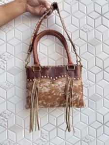 Bolso tote de cuero genuino con flecos y grabados bohemios para mujer, estilo clásico occidental, bandolera de piel con pelo. - Product Image 3