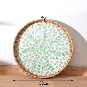 Plateau rond de service en nacre et en rotin fait à la main avec soin par Thien Thanh, grossiste vietnamien - Product Image 1