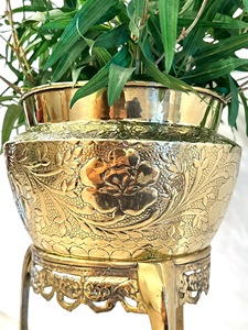 Maceta Moderna de Latón Martillado, Ecológica y Duradera, Personalizada con Diseño Floral, ILAHI's ICOMP-13325 1kg - Product Image 1