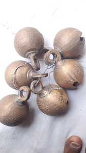 Campanas rústicas premium con un acabado de latón vintage, hechas a mano, ecológicas y perfectas para los mercados globales de hogar y jardín. - Product Image 3