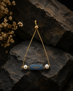 Bracelet minimaliste plaqué or avec breloque en CZ bleu et perle coulissante |   Grossiste en bijoux de protection tendance - Product Image 4