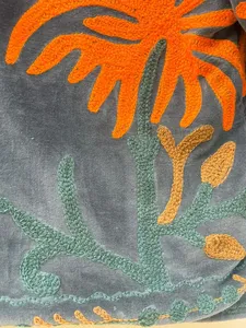 Chaqueta Reversible de Terciopelo Gris Oscuro Premium para Mujer con Bordado a Mano de Cadena en Naranja Intenso y Marrón - Product Image 4