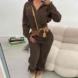 ชุดเซ็ตแทรคสูทสีดำน้ำตาลแบบสั่งทำพิเศษสำหรับผู้ชายและผู้หญิง กางเกงทรงขาบาน สไตล์สตรีทแวร์ ชุดเซ็ต 2 ชิ้น พร้อมกระเป๋า - Product Image 2