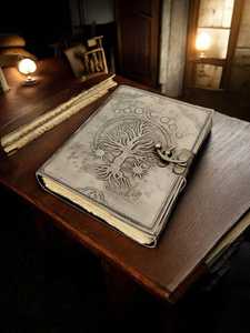 Diario de cuero hecho a mano con grabado de árbol y motivos celestiales - Product Image 3