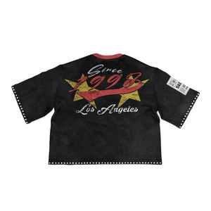 Conjunto de dos piezas de camiseta y shorts de mezclilla estilo urbano: Camiseta vintage con gráfico universitario y detalles de tachuelas, corte cropped y estilo boxy, para fabricación al por mayor. - Product Image 5