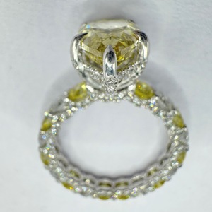 แหวนหมั้นเพชรเหลืองทรงลูกแพร์ 3 กะรัต ทองคำขาว 18K น้ำหนักรวม 5.40 กะรัต ฝังเพชรแบบ Pave ด้านข้าง ผลิตโดยผู้ผลิตเครื่องประดับชั้นดีตามสั่ง - Product Image 6