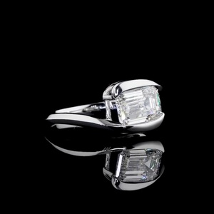 Anillo de Diamantes Cultivados en Laboratorio de 2.00CT, Corte Esmeralda, Banda Cruzada, Oro Blanco de 14K, Certificado IGI, Regalo de Compromiso o Aniversario para Ella - Product Image 2