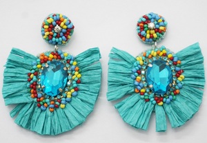 Pendientes de Aro con Cuentas de Semillas Chapados en Oro, Modernos y Elegantes, Hechos a Mano con Bordado, Material de Vidrio y Rafia, India, 2025 - Product Image 6