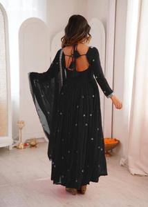 Nueva tendencia de elegancia en vestimenta: Colección de Kurti-Pant Anarkali de georgette con bordados y Dupatta, fabricante de Surat. - Product Image 6