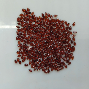 โกเมนสีแดงธรรมชาติ 4x2.5 มม. รูปทรงลูกแพร์ คุณภาพดีที่สุด พลอยเม็ดเดี่ยวสำหรับทำเครื่องประดับ - Product Image 2