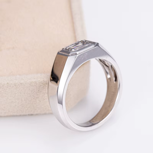 Bague signet unisexe en platine avec diamant synthétique de laboratoire taille émeraude, certifié IGI, couleur D, plaqué or 18 carats, gravure gratuite, luxe - Product Image 2