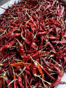Chiles Rojos Secos de Alta Calidad Dev Namo, Forma Alargada, Especias Naturales Picantes, 500g, Larga Vida Útil, India - Product Image 3