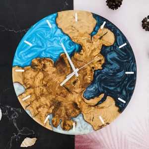Horloge murale de luxe en résine époxy bleu profond Galaxie, avec bord naturel en bois de racine, ronde, silencieuse, à suspendre, pour la décoration moderne de la maison et du bureau - Product Image 4