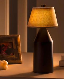 Lámpara de Mesa Moderna de Metal con Pantalla de Tela Blanca, Luz Cálida de 2700K, Base E26 para Decoración de Dormitorio - Product Image 2