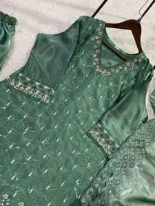 Ensemble Sharara de luxe en organza de soie vert sauge, Kurti brodé à col en V, Sharara évasée et Dupatta, pour mariage indien/pakistanais - Product Image 4