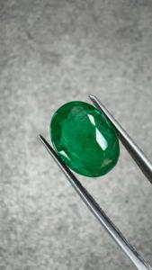 Émeraude naturelle zambienne de 4,06 ct, taille ovale, pierre précieuse non montée |   Pierre précieuse vert foncé |   Certifié GIA |   Qualité de bijoux haut de gamme - Product Image 3