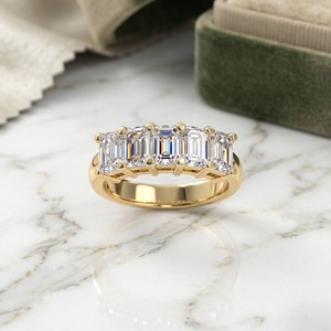 Anillo de banda con cinco piedras de corte esmeralda de 2.50 quilates con engaste de puntas - Product Image 1