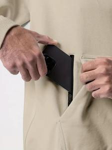 Survêtement tendance et ample, conçu avec un sweat à capuche décontracté, un tissu respirant et un pantalon évasé élégant pour un look moderne. - Product Image 4