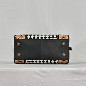 Bolsa de Viaje de Cuero de Lujo con Diseño Floral Repujado y Cierre de Cremallera con Panel a Cuadros Blanco y Negro - Product Image 3