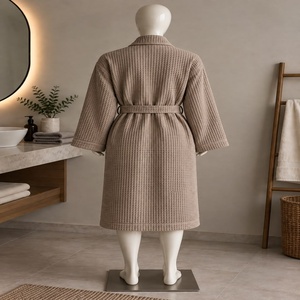 Peignoir en tissu éponge gaufré gris avec ceinture et poches - Product Image 4