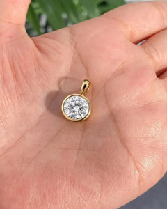 Pendentif de luxe élégant pour femme avec diamant de laboratoire taille Bezel, certifié IGI, en or, or rose, or blanc ou argent - Product Image 5