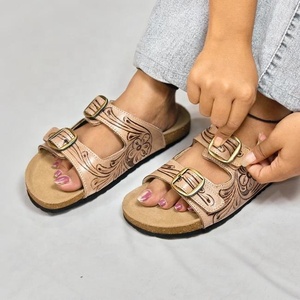 Sandales en cuir véritable faites à la main avec boucle à embossage floral, style vintage, unisexe, marron - Product Image 2