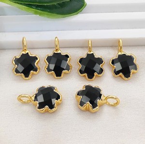 Colgante de ónix negro de 10 mm hecho a mano, con forma de flor de trébol, electrochapado, para la creación de joyas - Product Image 1