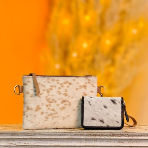 Bolso Cruzado de Cuero Genuino Venus Leathers, Estilo Western, Hecho a Mano, con Patrón de Letras y Flores, Antirrobo, con Cierre, en Oferta - Product Image 1