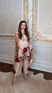 Salwar Kameez beige élégant avec broderie florale rouge, coupe classique, longueur cheville, tenue traditionnelle indienne et pakistanaise pour mariage et fêtes, pour femmes - Product Image 3