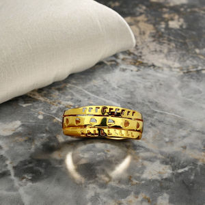 Anillo Ancho Dorado con Recortes en Capas |   Diseño Moderno de Franjas Horizontales |   Elegante Oro Amarillo de 2.210 Gramos - Product Image 2