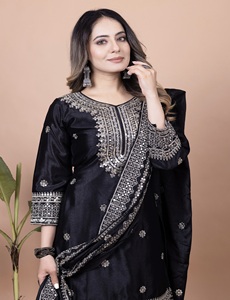 Superbe ensemble trois pièces Salwar Kameez en soie Chinon avec motif à sequins, Kameez court fluide, Sharara et broderies lourdes pour femme - Product Image 5