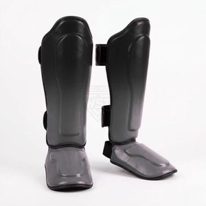 Protège-tibias de boxe robustes, gris foncé texturé, finition mate, qualité supérieure, haute absorption des chocs, faible MOQ - Product Image 1