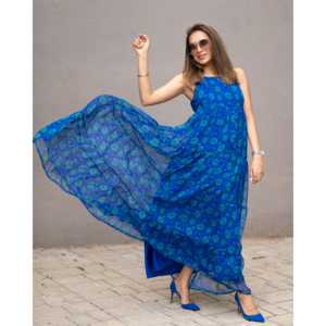 ชุดเดรสทรงเอไลน์ผ้าชีฟองโปร่งแสงพิมพ์ลายดอกไม้สีน้ำเงินจูเลียพร้อมสายคาดเอวทรงเอ็มไพร์ - Product Image 2