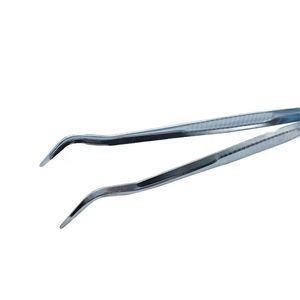 Pince de cuisine professionnelle en acier inoxydable argenté, à angle standard, pour l'agencement des plats, la décoration de salades et la préparation culinaire, par Grip Surgical - Product Image 2