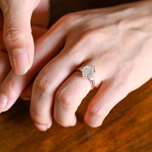 Anillo de compromiso de 2.52 CT con corte hexagonal, cultivado en laboratorio, con engaste de bisel y tres piedras, para mujer, de oro macizo de 14K, para regalo de promesa nupcial. - Product Image 3