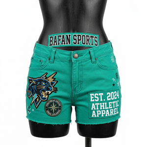 Shorts de mezclilla para mujer, 320 GSM, algodón, color verde, desgastados, con cinco bolsillos, logotipo personalizado. - Product Image 5