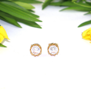 Pendientes de corona con circonita cúbica de 7 mm, diseño moderno y elegante, chapados en oro de 22k, para mujeres y niñas, joyería al por mayor. - Product Image 1