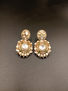 ต่างหูแบบติดหูทรงดอกไม้คลาสสิกจาก Amaira Jewels ดีไซน์หรูหรา ทำจากเงินแท้ ชุบทอง 22K ผลิตด้วยมือ สำหรับผู้หญิง สีเขียว เหมาะสำหรับงานแต่งงาน - Product Image 5