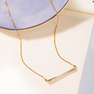 Collar con Colgante de Diamantes en Forma de Barra Cruzada - Product Image 1
