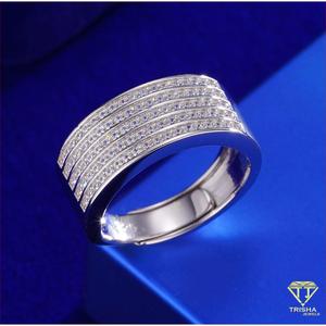 Anillo de lujo para hombre de plata 925 con diamantes cultivados en laboratorio, diseño de varias filas de piedras y banda ancha, para compradores mayoristas de joyería. - Product Image 2