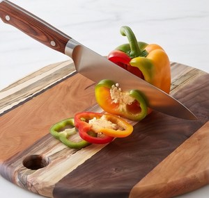 Planche à découper ronde élégante en bois avec trou de suspension, en bois naturel à rayures - Product Image 3
