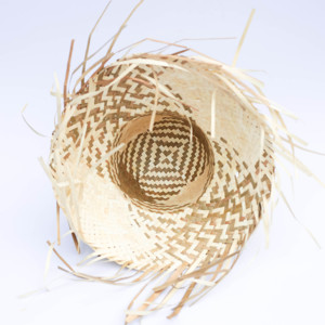 Chapeau en bambou tressé à motif à carreaux – Style rustique fait main - Product Image 3