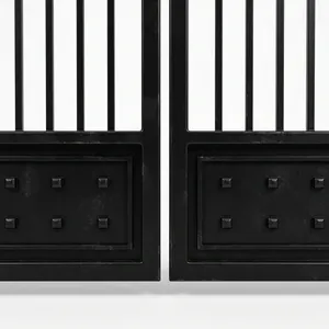Elegante Puerta Doble de Hierro Negro con Parte Superior Arqueada y Tachuelas Ornamentales, Puerta de Estilo Clásico para Exteriores - Product Image 2