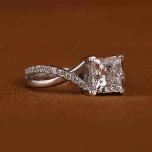 Bague classique de haute qualité en or blanc massif 14 carats, sertie de diamants de laboratoire taille princesse à quatre griffes de 1,5 carat, avec pavé et bande torsadée - Product Image 2