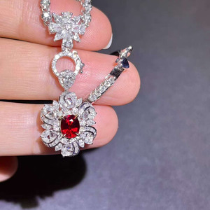 Superbe bague en rubis sang de pigeon non chauffé du Mozambique de 1,02 ct, bague florale en or 18 carats sertie de 105 diamants sud-africains - Product Image 4