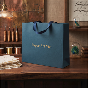 Sac d'emballage noir de luxe personnalisé avec logo de marque en relief, finition mate, respectueux de l'environnement, pour vêtements, estampage à chaud - Product Image 4