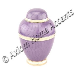 Urna de latón clásica con atractivo atemporal y características personalizables para honrar a los seres queridos por Axiom Home Accents - Product Image 6